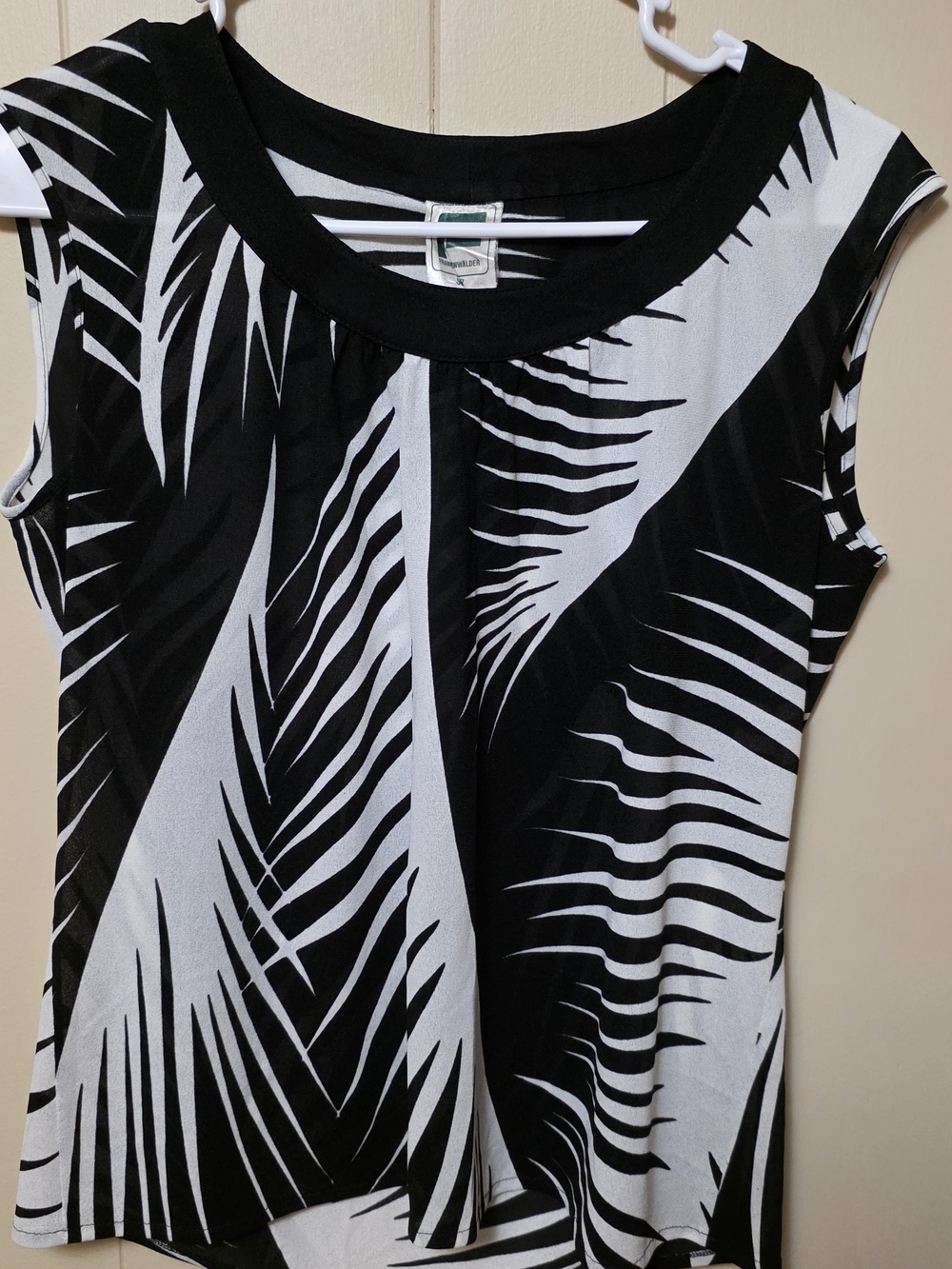 Black & White Palm-Print Sleeveless Blouse